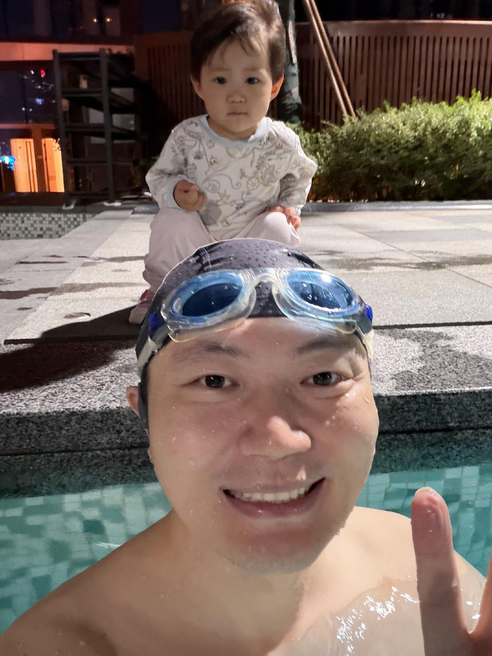 乐鱼app下载-女儿提桶持水枪守护游泳父亲|段子手|小桶_新浪体育_新浪新闻