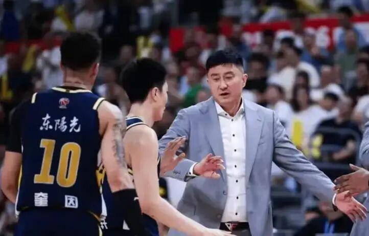 乐鱼官方入口-焦泊乔离队，麦考尔遭弃用，广东队赢球还要靠徐杰